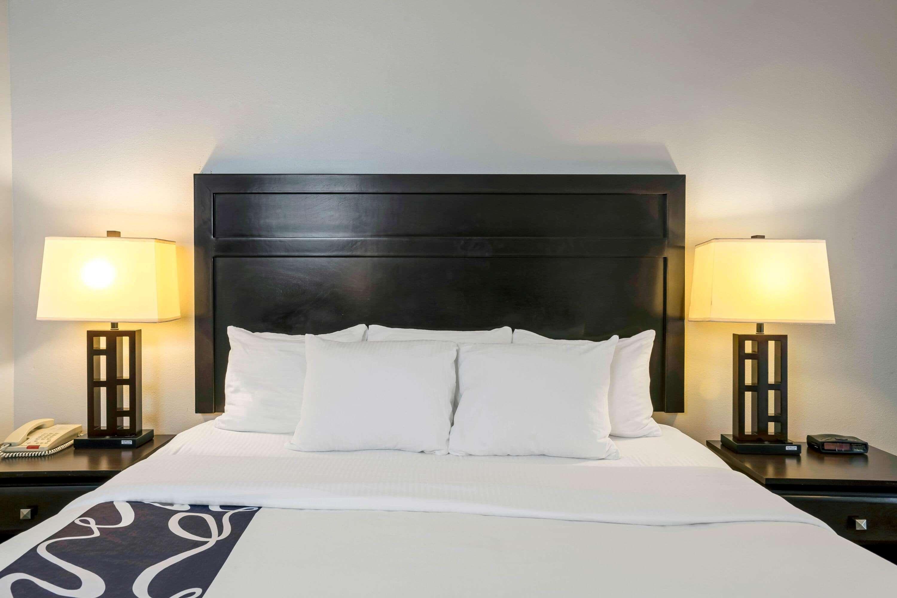 Отель La Quinta By Wyndham Brookshire West Katy Экстерьер фото