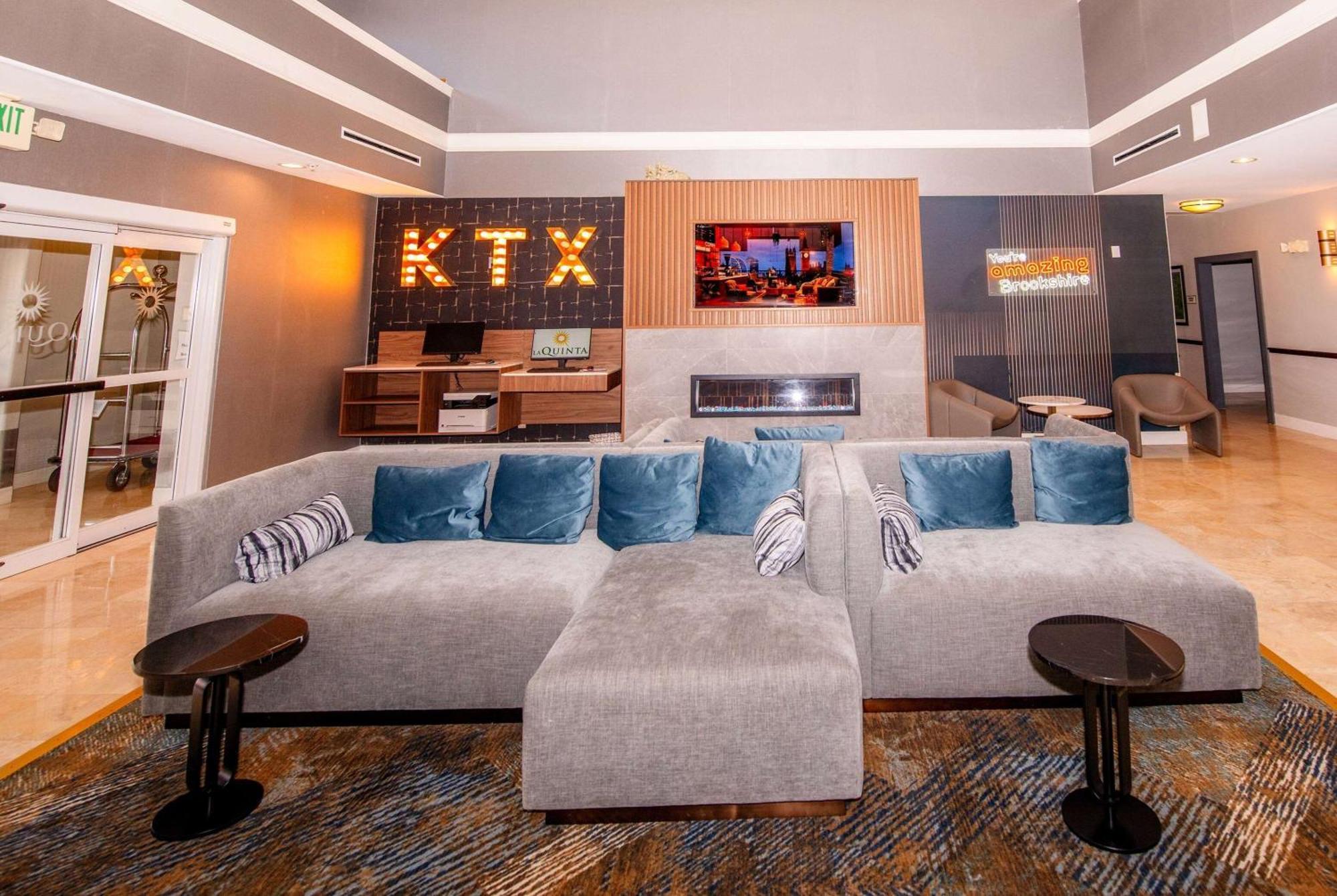 Отель La Quinta By Wyndham Brookshire West Katy Экстерьер фото